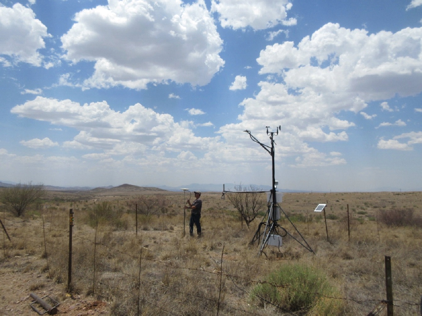Installazione di un’antenna GPS presso il sito della stazione meteorologica automatizzata a est di Tombstone, in Arizona. Foto di David K. Adams.