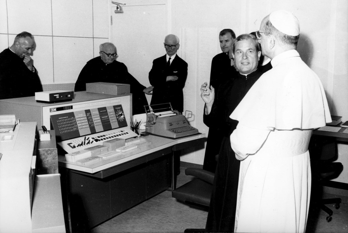 Papa Paolo VI inaugura il Centro di Calcolo della Specola Vaticana, dotato di un computer IBM 1620, nel 1965. A parlare con il Papa è Padre Bertiau.